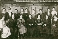 Historisches Foto mit einer Gruppe Frauen in langen Kleidern