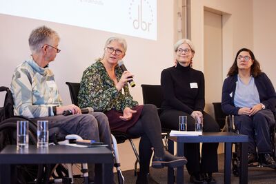 Sigrid Arnade, Antje Welke (mit Mikro), Veronika Hilber und Anieke Fimmen, alle auf dem Podium sitzend und aufmerksam schauend