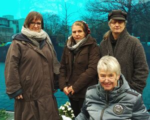 Martina Puschke, Lela Finkbeiner, Brigitte Faber und Sigrid Arnade vor der Blauen Wand des T4-Denkmals in Berlin