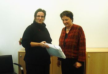 Martina Puschke übergibt Justizministerin Brigitte Zypries Unterschriften