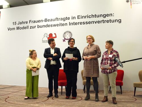 Ninia LaGrande, Jürgen Dusel, Martina Puschke, Bundesministerin Lisa Paus, Martina Damaschke auf der Bühne