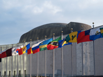 Internationale Flaggen vor dem UN-Gebäude